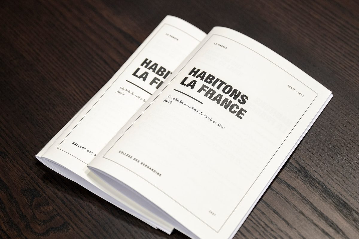 Le livret « Habitons la France » ouvert sur sa page de titre, remis aux participants le 17 septembre 2026