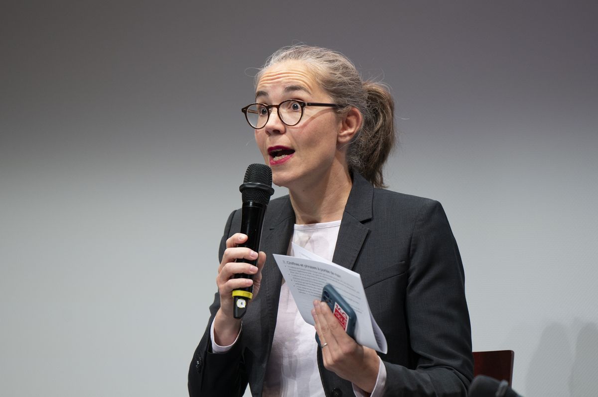 Lucie Robieux, du Parvis, anime la table ronde « Protéger l’avenir, protéger nos enfants »